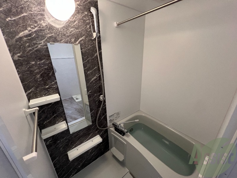 バス・シャワールーム　浴槽は、体全身が浸かるくらいの大きさでした。