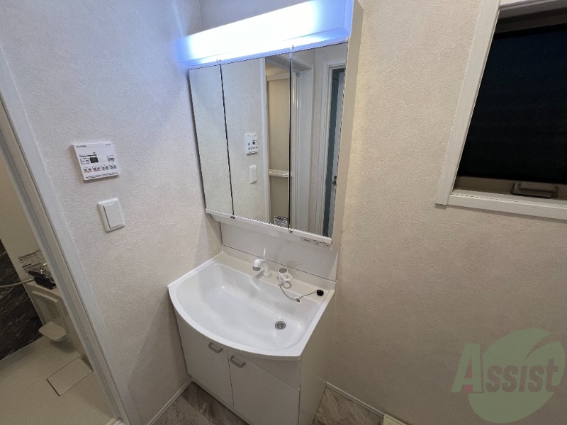 洗面設備　独立洗面台です。毎日の身支度が楽しみになりますね。