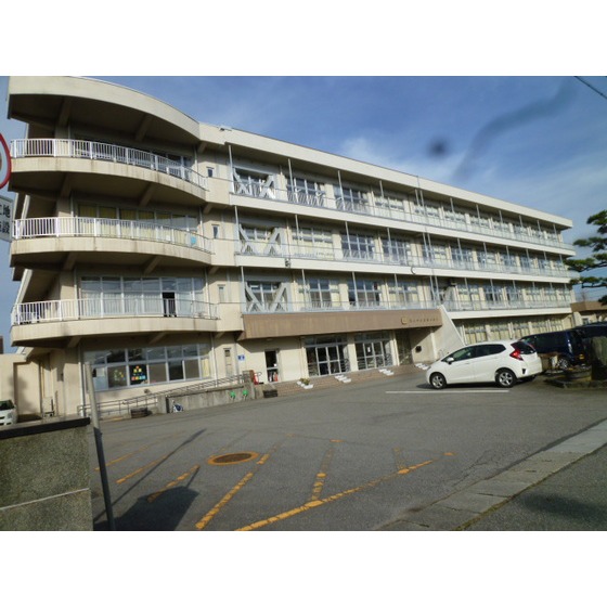 小学校　萩浦小学校（小学校）まで620m