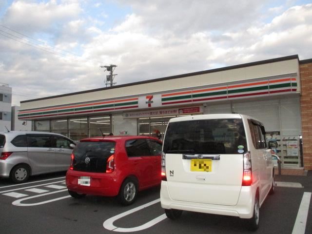 コンビニ　セブンイレブン（コンビニ）まで590m