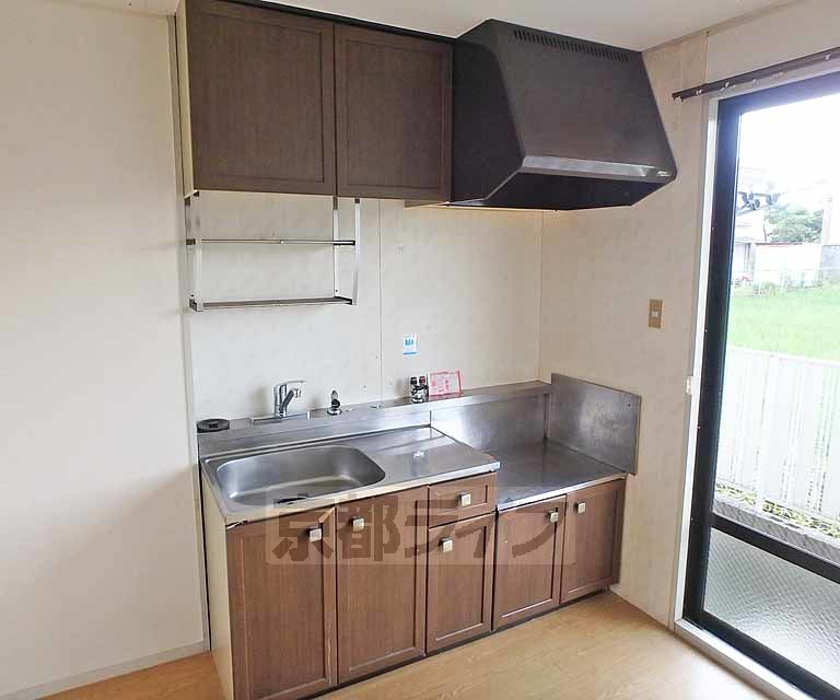 キッチン　窓に面した明るいキッチンスペースです