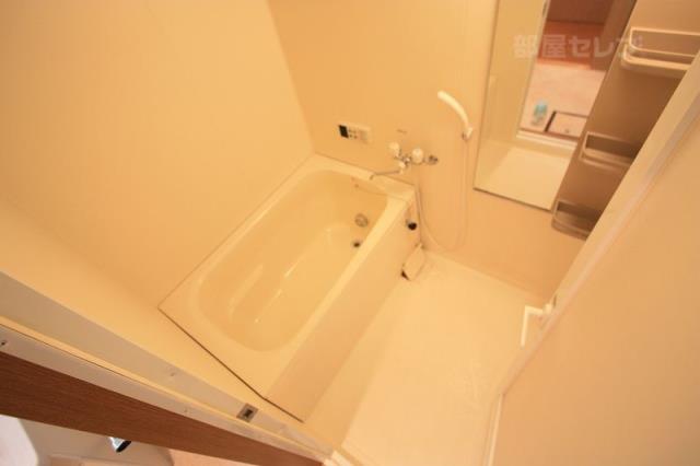 バス・シャワールーム　反転画像