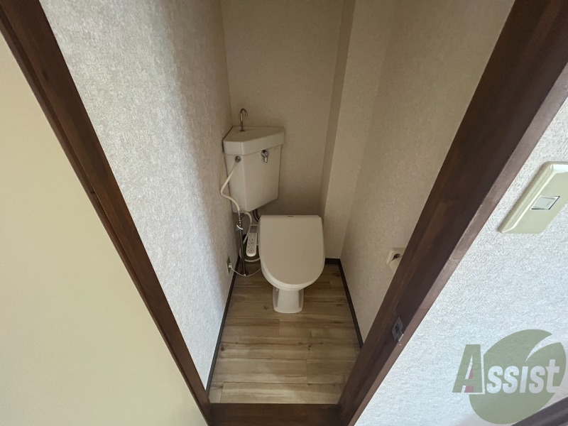 トイレ　温水洗浄便座のトイレで清潔に保ちやすくなっております。