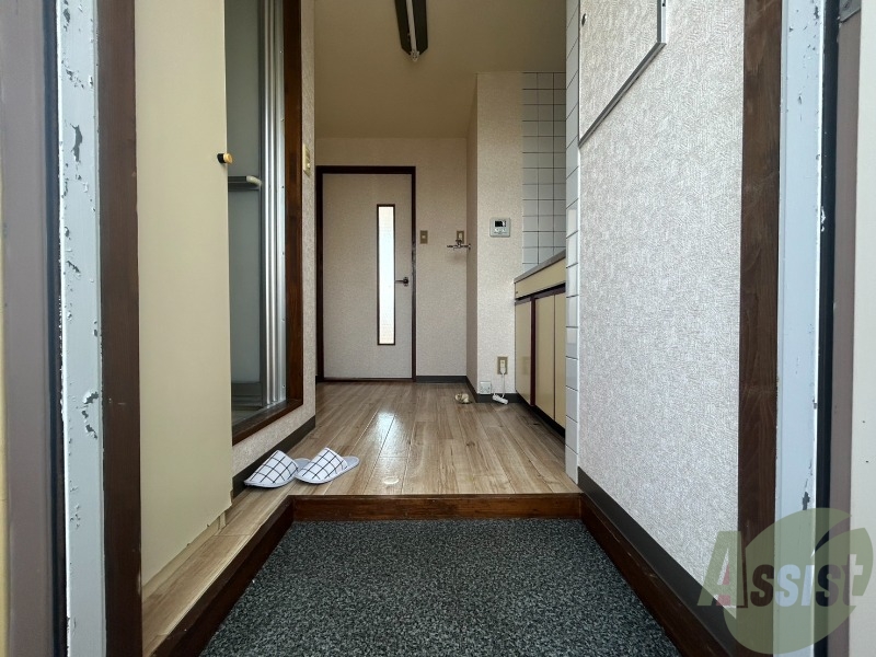 玄関　段差の低い玄関で躓きにくくなっております。