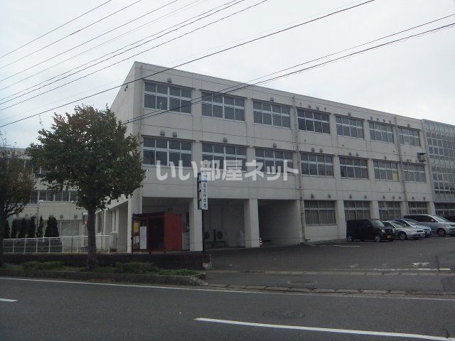 中学校　上越市立城北中学校（中学校）まで865m