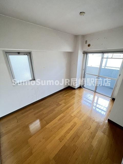 その他部屋・スペース　落ち着いた色調の寝室です