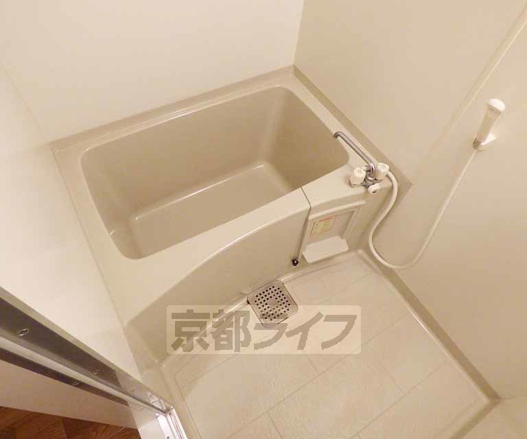 バス・シャワールーム　清潔感のあるバスルーム。