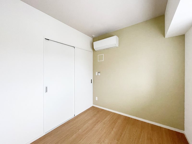 その他部屋・スペース　ワンポイントクロスが特徴的な4.7帖の洋室