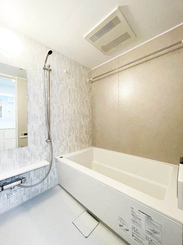 バス・シャワールーム　マイクロバブルジェットバスと浴室乾燥機が標準装備