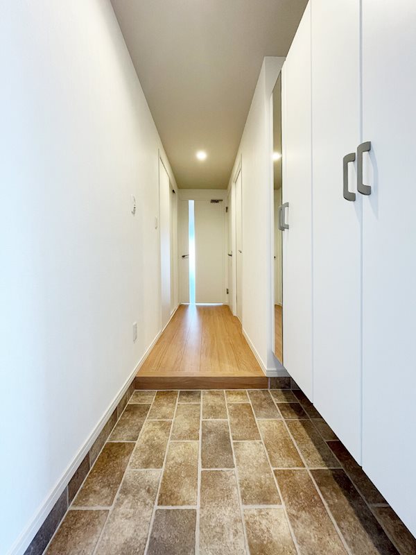 玄関　広々とした白基調の玄関デザイン