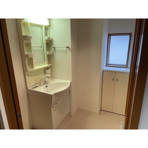 洗面設備　※写真は同じマンションの違う部屋のものになります。