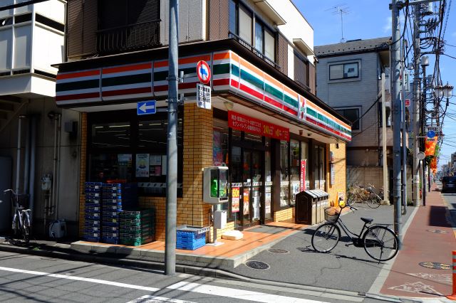 コンビニ　セブンイレブン（コンビニ）まで610m