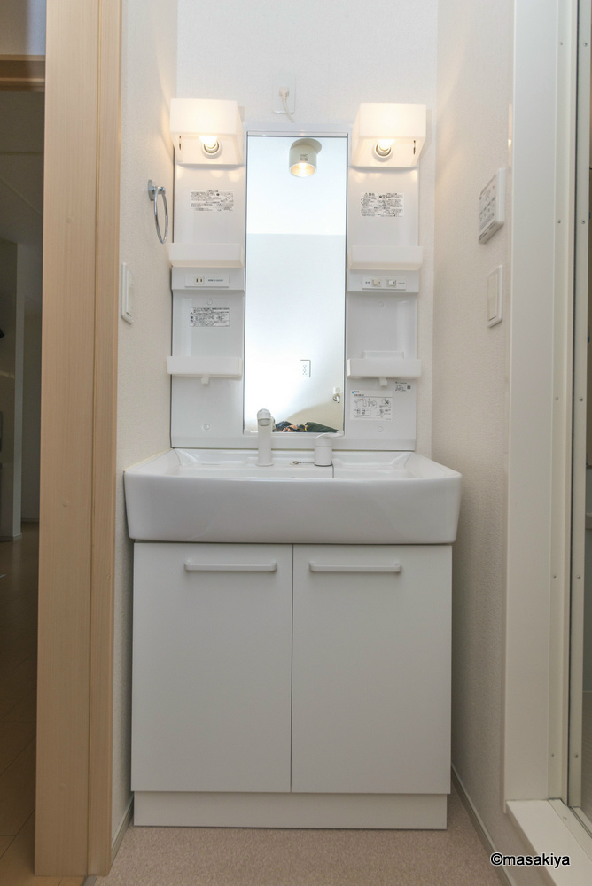 洗面設備　洗面・脱衣　シャンプードレッサー付き。