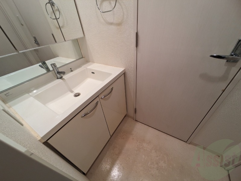 洗面設備　大きくて使いやすそうな独立洗面台になっています。