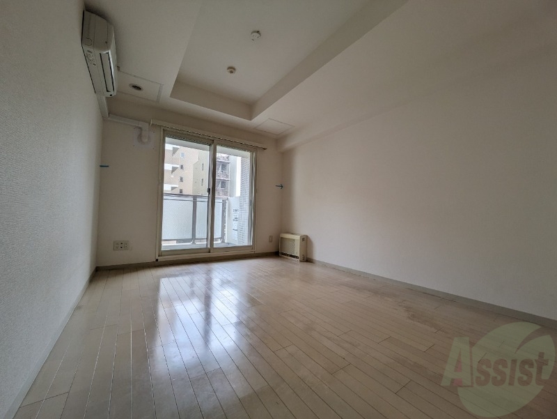 居室・リビング　リビングです。窓が大きくて明るいですね！