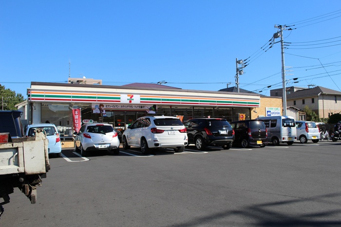 コンビニ　セブンイレブン（コンビニ）まで353m