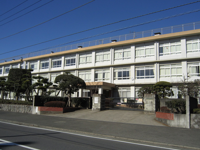中学校　浜岳中学校（中学校）まで147m