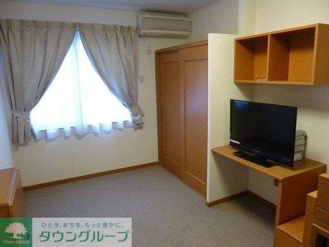 居室・リビング　1階はフローリング、2階はじゅうたんです。