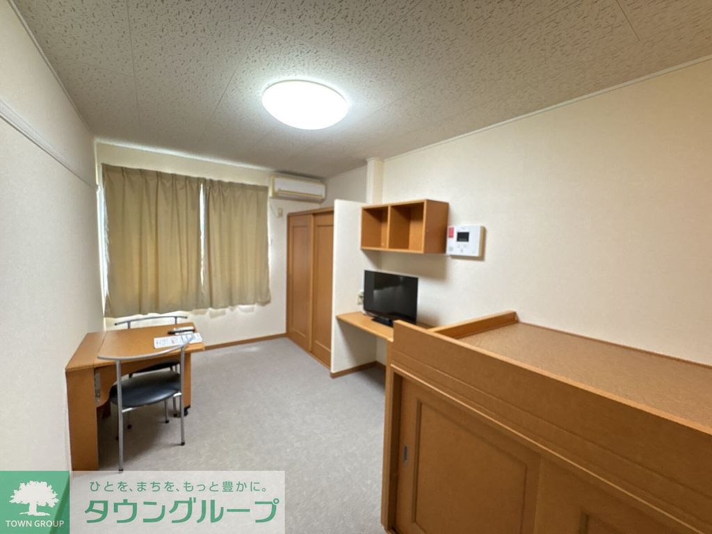 居室・リビング　1階はフローリング、2階はじゅうたんです。