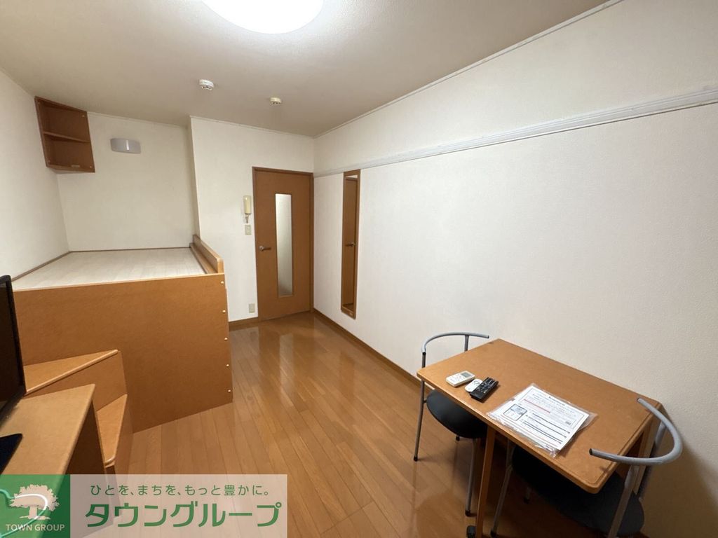 居室・リビング　1階はフローリング、2階はじゅうたんです。