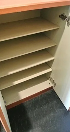 玄関　別部屋の写真を使用しております。