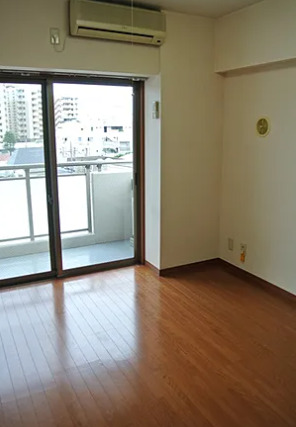 居室・リビング　別部屋の写真を使用しております。