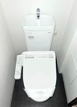 トイレ　落ち着いた色調のトイレです