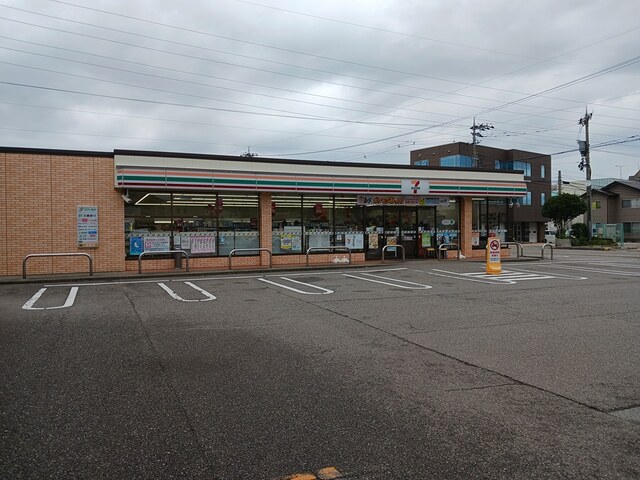 コンビニ　セブンイレブン野々市扇が丘店（コンビニ）まで338m