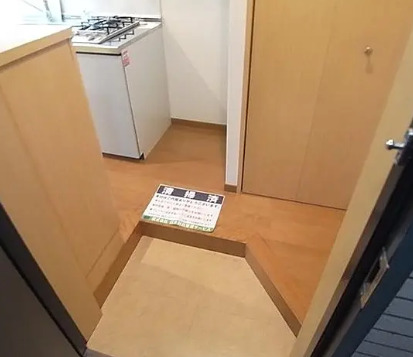 玄関　別部屋の写真を使用しております。