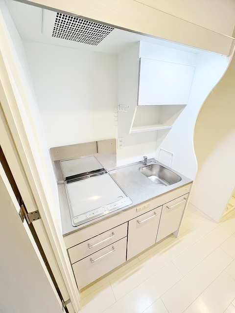 キッチン　ＩＨ２口キッチン・横に冷蔵庫置き場