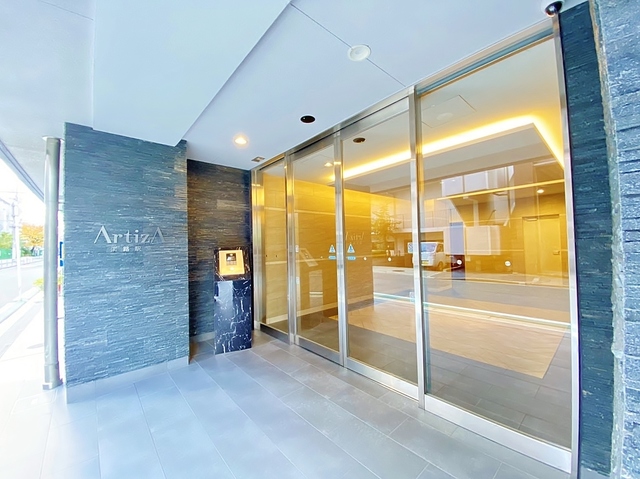 エントランス　防犯カメラ付・オートロック・自動ドア