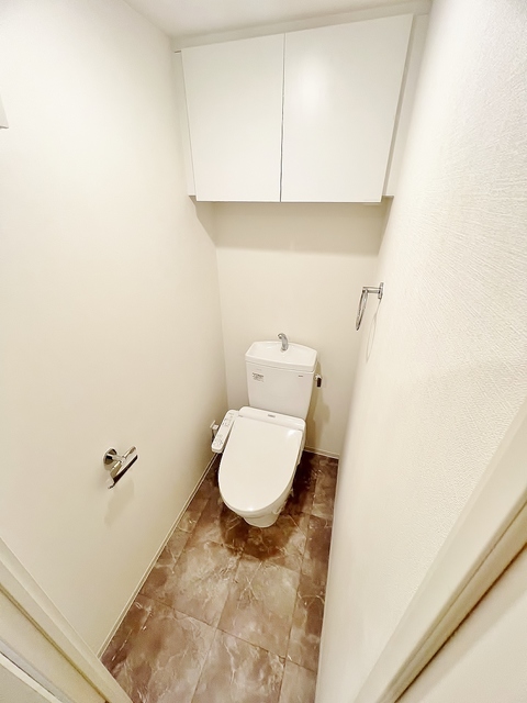 トイレ　暖房便座付きシャワートイレ・トイレ収納