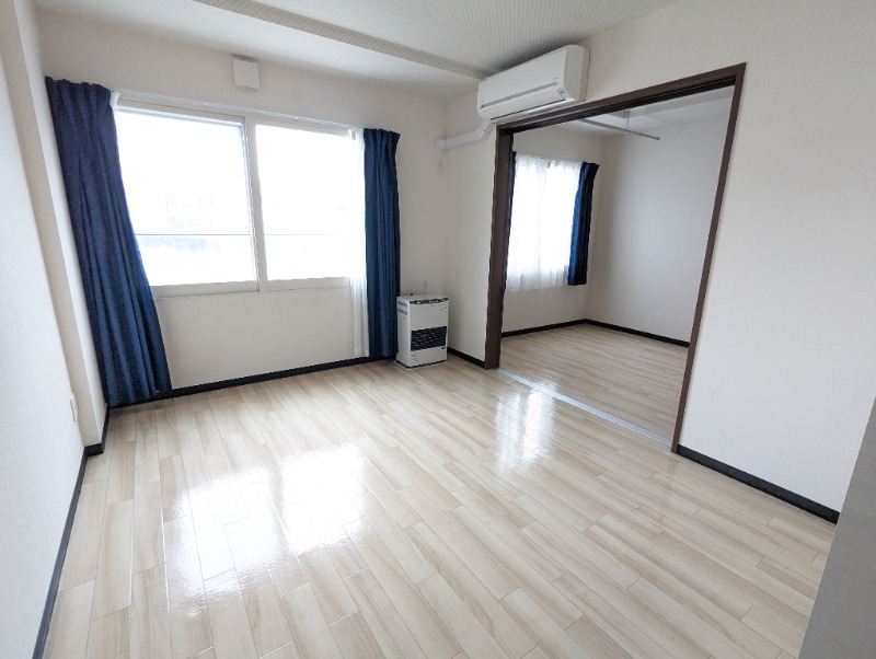 居室・リビング　内装中につき同タイプ別号室の画像です。