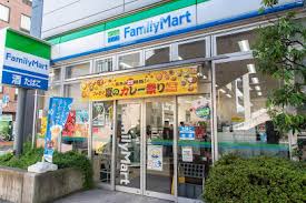 コンビニ　ファミリーマート 新橋五丁目店（コンビニ）まで301m