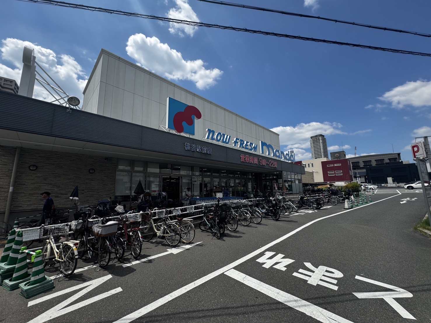 スーパー　万代桃谷駅前店（スーパー）まで695m