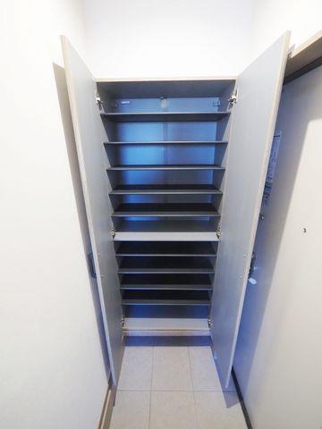 玄関　玄関　大容量のシューズボックスがございます