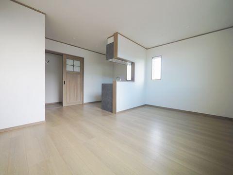 居室・リビング　リビング　11．8帖のフローリングのお部屋です