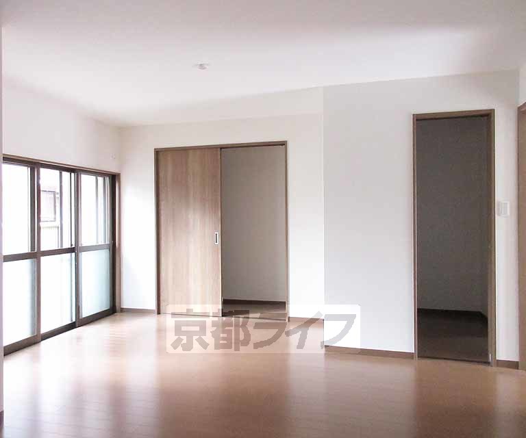 居室・リビング　明るいリビングです