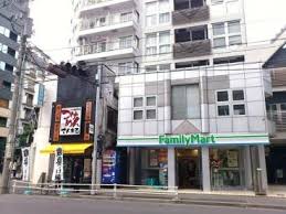 コンビニ　ファミリーマート南青山六丁目店（コンビニ）まで356m