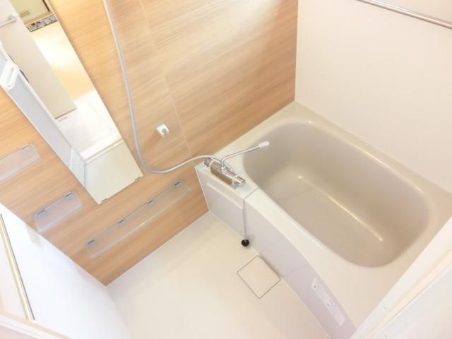 バス・シャワールーム　浴室乾燥機付きのバスルームです