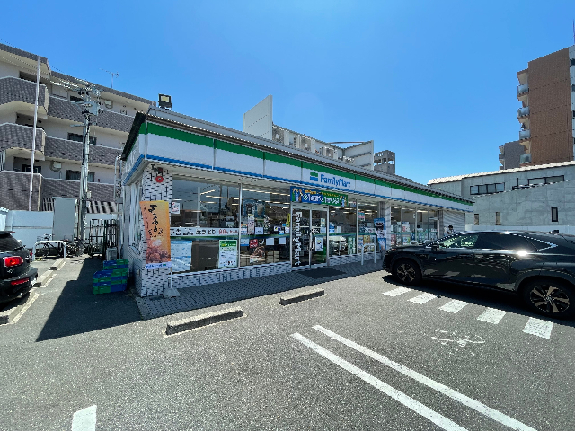 コンビニ　ファミリーマート（コンビニ）まで390m