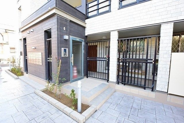 エントランス　お問い合わせはタウンハウジング本八幡まで047-325-…