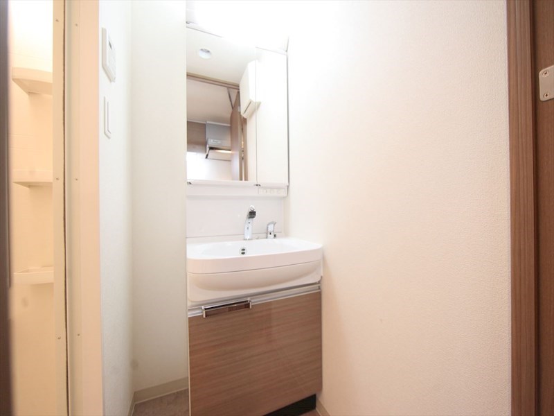 洗面設備　脱衣所　独立洗面台（シャンプードレッサー付）収納スペース有