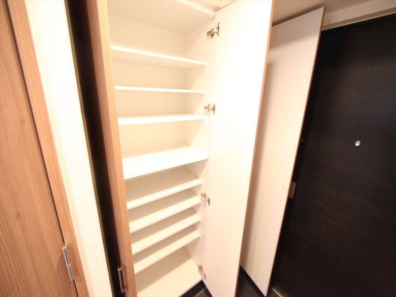 玄関　玄関　シューズボックス付（収納充実してます）