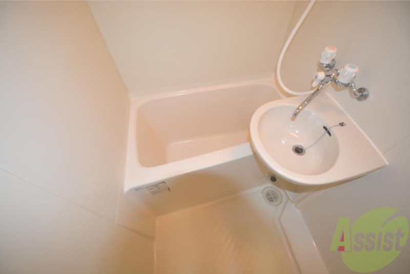 バス・シャワールーム　真っ白で清潔感あるお風呂です