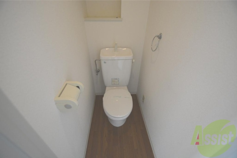 トイレ　トイレ上の収納も非常に便利です