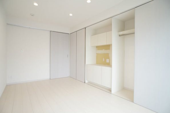 居室・リビング　洋室7.5帖　エアコン付　収納充実しています