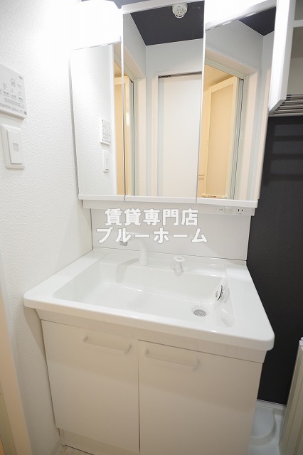 洗面設備　3面鏡のシャンプードレッサーです！