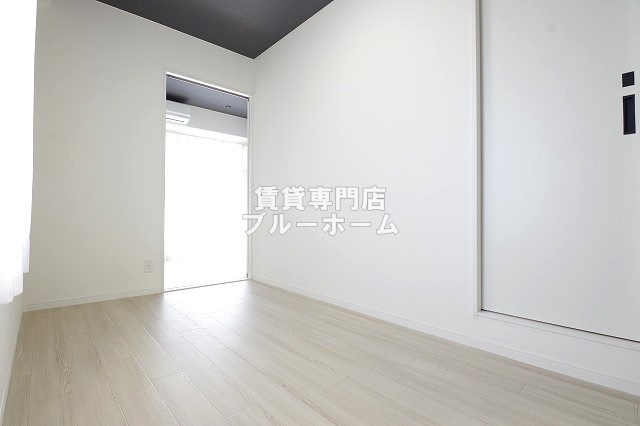 居室・リビング　4.2帖の広い洋室です！