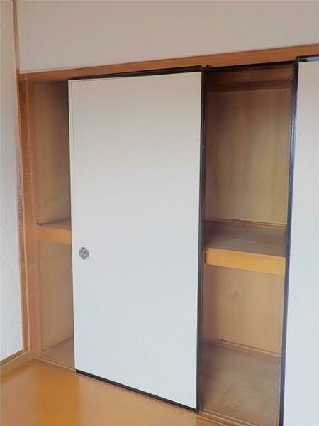 収納　反転間取りの別部屋の写真です。